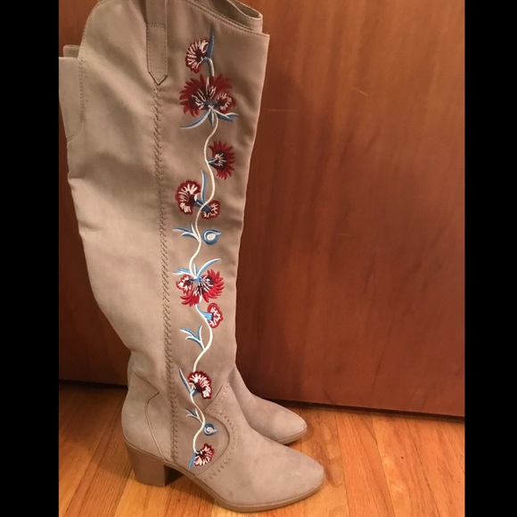SOLD!! ✅>>CARLOS SANTANA Tan Knee-High Floral Boot - Picture 6 of 8